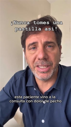 Dr Lisandro Pereyra on Instagram: "💊 Tomar una pastilla apurado y con “un fondito de agua” puede parecer inofensivo… pero no lo es. Esta paciente empezó con dolor en el pecho y en la garganta después de tomar un antibiótico casi sin agua. En la endoscopía encontramos una úlcera en el esófago: una *esofagitis por píldora*. Esto pasa cuando el medicamento se queda atascado en el esófago y libera ahí su contenido, provocando una lesión. 👉 **Tips para evitarlo:** * Tomá las pastillas con al menos 