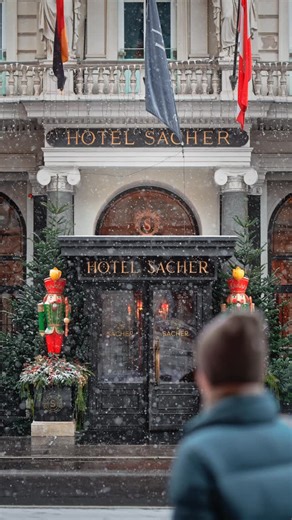 Vienna Visitas on Instagram: "Snowy & dreamy Christmas in Vienna 🤍❄️ The holiday season has begun, and we’re hoping for real snowfall this Christmas 🤞🏻🌨️ because nothing feels more magical than Vienna covered in snow. Watching the flakes fall over the city’s streets, palaces, and markets feels like a fairytale come to life. Your Vienna Christmas Market Guide: 🎄 The first Christmas Market at Schönbrunn Palace opened yesterday, and tomorrow the next one follows at Stephansplatz, right in the 