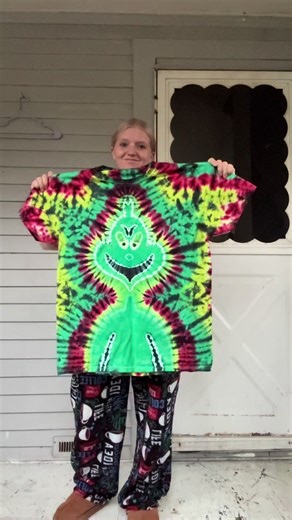 This Grinch is sooo cute! It’s listed up on my Etsy! Size large! #tiedye #artistsoftiktok #grinch #christmas #tiedyetutorial