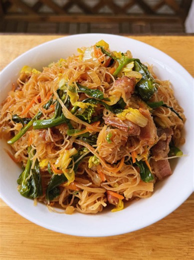 FILIPINO PANCIT BIHON 🇵🇭🍜 A one-pan noodle dinner that’s big on flavour! SAUCE - 2 cups chicken stock - 2 tbsp soy sauce - 1 tbsp dark soy sauce - 1 tbsp oyster sauce - 1 tsp sugar STIR-FRY - 300g pork belly, skin removed and thinly sliced - 1 onion, finely chopped - 3 garlic cloves, finely chopped - 1 handful Chinese cabbage (wombok), chopped - 1 handful Chinese broccoli (kailan), chopped - 1 handful carrot, julienned - 200g dried rice vermicelli (bihon noodles) - 2–3 spring onions, chopped