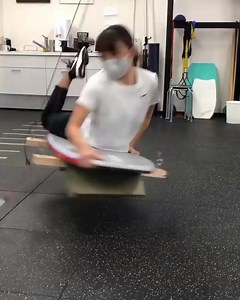 🤩 TAKING BODYBOARD TRAINING TO THE NEXT LEVEL 🤩 Here is @yoshitadakondo getting ready for the @ibc.world.tour 👏 What other contraptions have you used to further your bodyboard skills? Not keen on hanging from the ceiling getting dizzy to boost you spin game… Join our upcoming February 12/13 bodyboard coaching weekend where we will cover spins, rolls, catching waves and much much more 👍 Link in Bio Credit - @rideitbbmag #bodyboard #bodyboarding #bodyboardtraining #bbhols | Bodyboard-Holidays