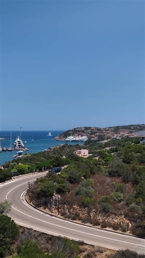 Porto Cervo è tra le destinazioni da non perdere durante il vostro soggiorno all'Abi d'Oru. Nato negli anni ’60, il villaggio è ancora oggi una delle mete più amate del jet set internazionale, grazie alle boutique di lusso, ai locali alla moda e alla Marina punteggiata dai grandi yacht. Prima di partire, lasciatevi consigliare dal nostro concierge per vivere al meglio questa esperienza. // Porto Cervo is one of the destinations not to be missed during your stay at Abi d'Oru. Founded in the 1960s
