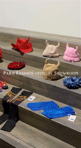 Untamed, Infinite Possibilities 💡 Paris Official Showroom In March, Paris carries a subtle tension in the air. Winter has not entirely faded, yet the next season’s inspirations are already quietly fermenting in the corners of the city. Conversations are no longer only about the names on the runway, but about those undefined creative forces—still taking shape, yet already quietly radiant. . Within this context, the Paris Fashion Week® Showroom initiated by the Fédération de la Haute Couture et d