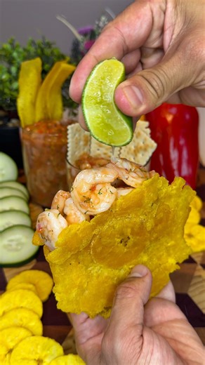 Tatan Arroyo on Instagram: "CÓCTEL DE CAMARÓN (Para 4 personas) Para la proteina: 500g de camarones crudos 250g de langostinos crudos 1 litro de agua 1 cda de comino 1 cda de sal Vegetales a elección (yo usé cebolla larga, cebolla morada y ajo). Para el agua de ajo: 5 dientes de ajo 1 cdta de sal 10 cdas de agua. Para lo demás: 1 pepino cohombro 1 pimentón rojo 1 1/2 cebolla morada. 1/4 de taza de salsa de tomate 1 cda de mayonesa 3 cdas de salsa de soya 3 cdas de vinagre blanco 3 limones 1/4 de