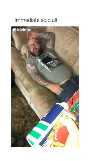 ILL HUMORS on Instagram: "This video demonstrates a classic cause-and-effect prank centered on involuntary tactile reflexes. (via:tt/taylor1lyon2 ) ​The Subject ​A sleeping male is the primary subject. While in a state of deep sleep, his hand is positioned near his forehead, exposing the palm. This posture allows for easy manipulation of his sensory environment without immediately waking him. ​The Mechanism ​A secondary individual applies pressurized shaving cream to the subject's open palm. Sub