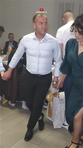 Svi su gledali kako pjevač igra u kolu🔥#kolo #svadba #balkan #shorts #viral