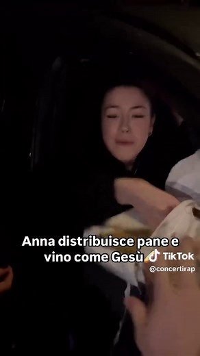 Anna Pepe's Unique Italian Rap Concert Experience with Bread 🍞