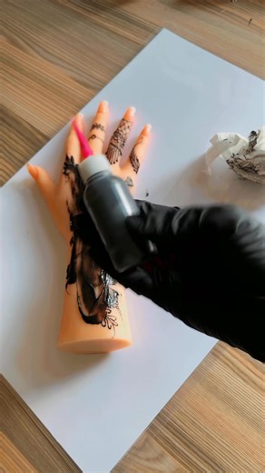 63K views · 987 reactions | Creamkaan madowga ah adbuu ku anfacayaa hadad tahay arday cilaanka baranayo xaruntena wa isliii ama so wac 0724220017 #onlineclasshenna #somalitiktok #nairobihenna #henna #nairobikenya #nairobikenya #Minnesota #america #canada #makeup #uk | Learn with Nayma | Facebook