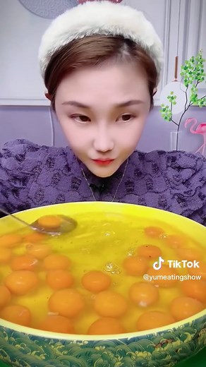 Eating Raw Eggs: ASMR Mukbang Chinese Foodie