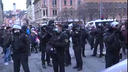 Versammlung in Aue abgebrochen – Demonstration zahlreicher Menschen quer durch Aue Zu einer angemeldeten Versammlung versammelten sich am Samstagabend über 1.000 Menschen am Auer Altmarkt. Sie waren einem Aufruf der "Freien Sachsen", eine Partei des Rechtsextremisten Martin Kohlmann gefolgt. Die Versammlung wurde auf einigen hundert Menschen begrenzt, es kamen jedoch weitaus mehr. Diese blieben außerhalb des Geländes. Die Polizei drängte immer wieder auf Abstand und Mund-Nasenschutz via Lautspre