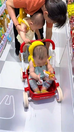 Our Twins Want to Explore Every Shelf 😂 #twins #shoppingtime #curiouskids