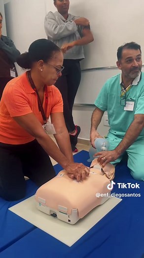 🚨 Você saberia agir nos primeiros minutos? 🚨 No Treinamento em Suporte Básico de Vida (SBV), você aprende a reconhecer situações de emergência, agir com segurança e salvar vidas quando cada segundo conta. 💥🫀 Com prática, técnica e linguagem simples, o treinamento aborda avaliação da cena, acionamento do socorro, RCP de alta qualidade e uso do DEA, preparando você para agir com confiança até a chegada do atendimento avançado. 👉 Conhecimento que transforma atitude em ação. 👉 Ação que pode sa