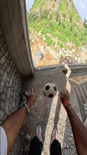 😲⚽️football niche chali gyi🤯#shorts #trending #viral #parkour #video #jump #stunt #ytshorts #yt