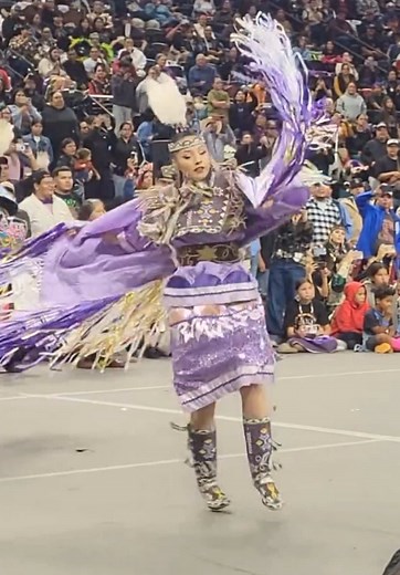 Woodland vs. Women's Fancy: Grand Entry Highlights