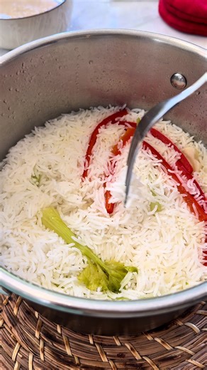 ARROZ BASMATI. Es una variedad de arroz de grano largo y perfecto, su fragancia es única y muy apreciada!. 1 kilo cuesta en promedio $4.000 pesos chilenos y rinde 15 porciones, $270 aprox es el costo de cada porción. Si sigues estos simples pasos probarás probablemente el arroz más delicioso que existe. 1 taza de arroz basmati 2 tazas de agua hirviendo 1 cucharadita de sal 1 cucharada de aceite 2 dientes de ajo 5 tiritas de apio 5 tiritas de pimentón #arroz #basmati #cocinasinsecretos #alvarobar