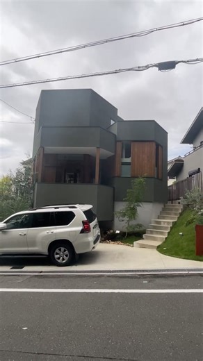 建築家 藤原・室建築設計事務所 | 注文住宅 on Instagram: "Hokusetsu Polygon House：北摂多角形の家⁠ ⁠ TOP＠fujiwaramuroarchitects⁠ インスタライブをしました。 ⁠ 道路の向い側に緑地帯があり、敷地内に2メートルほどの高低差がある土地。⁠ この緑地帯を住まいの景観として生かし、丘陵状の街並みと連続性を保つような建物を計画したいと考えた。⁠ 建物の構成としては、敷地と道路が接する場所は駐車場とし、法面を辿って敷地北側から建物に入る。1階には道路側からダイニングキッチンとリビングとワークスペースを一体の空間とし、浴室、洗面などの水まわり、クローゼットを配置。2階には子供室と書斎付きの寝室、読書スペースを設けている。階段吹き抜け、階段、書斎などからも緑や空といった自然の様子が、あちこちに見えるよう窓や動線を工夫している。⁠ ⁠ This house is built on a plot of land with a 2-meter difference in elevation and a green belt across