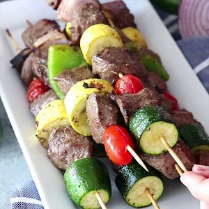 Fire up that grill tonight and make these delicious STEAK AND VEGGIE KABOBS! PRINTABLE RECIPE HERE --> https://gimmesomegrilling.com/marinated-grilled-vegetable-and-steak-kabobs/ | Gimme Some Grilling