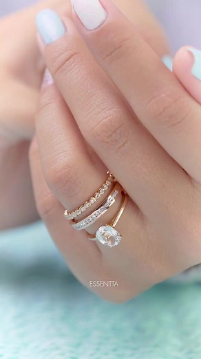 ¡Explorando tres etapas de amor en un video! Desde el anillo de compromiso al tercer año, pasando por los aros de boda al cuarto año, y llegando al aro eternity al primer aniversario de bodas. Cada momento es un paso en nuestra historia de amor. ¿En qué etapa estás tú? y ¿Qué anillo recibiste? Cuéntanos tus experiencias en los comentarios. 𝘼𝙣𝙞𝙡𝙡𝙤 𝙘𝙤𝙢𝙥𝙧𝙤𝙢𝙞𝙨𝙤