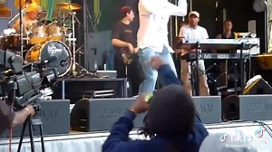 Un dubplate es un disco único, grabado en tiempo real, que originalmente servía para probar maquetas en estudios o como versión exclusiva para sistemas de sonido, especialmente en el mundo del reggae y dancehall. Se diferencia de un vinilo comercial porque no se produce en masa; cada disco se corta de forma individual y puede contener versiones exclusivas con letras personalizadas para DJs y sound systems, usadas en batallas musicales o "sound clashes". Comparte Y Disfruta 🇯🇲 | El Baúl Del Reg