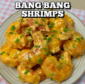 𝐓𝐫𝐲 𝐧𝐲𝐨 𝐭𝐨 𝐬𝐚 𝐇𝐢𝐩𝐨𝐧! 𝐁𝐚𝐧𝐠 𝐁𝐚𝐧𝐠 𝐒𝐡𝐫𝐢𝐦𝐩𝐬 400 grams shrimps, peeled and deveined Salt and pepper Breading: 1 cup flour 1/2 cup cornstarch 1 tsp garlic powder 1/2 tsp salt 1/4 tsp ground black pepper Sauce: 1/2 cup mayonnaise 1/4 cup sweet chili sauce 1-2 tbsp sriracha Spring onion | Hungry Mom Cooking