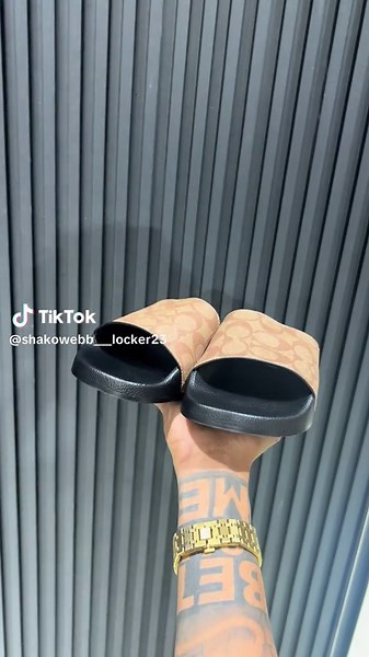 Coach slides 🔥💫 10,000