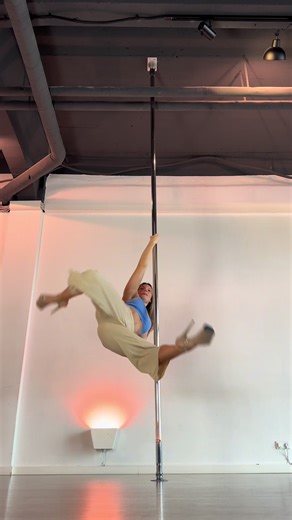 Twirls and Spins 🫧 I‘m so in love with legtwirls and fake split pole combos! #lowflow #poletrick #dynamicpole #polecombo