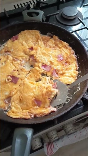 Frühstück volle kanne Ei mit Toast.........