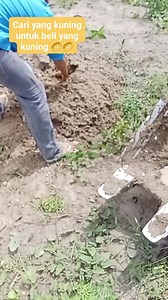 772K views · 4.6K reactions | Cari yang kuning kalau dapat bisa beli yang kuning 滋滋 #reels #fyp #fbpro #jangkauan #gold | Sarlankeroll Keroll | Facebook