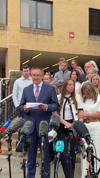 "Henry est mort en garde à vue (...)Son meurtrier, en revanche, a été traité avec décence. On l'a cru. Il n'était pas menotté lors de son transport au tribunal. Et alors qu'il était en garde à vue pour le meurtre d'Henry, la police l'a même conduit à la cuisine afin qu'il choisisse lui-même sa nourriture.Le contraste est insupportable."Extrait du discours du Père de Henry Nowak 👇🏻