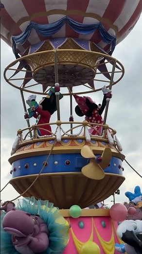 Mickey, Minnie and bubbles in a beautiful parade at Disney.#shorts#disney#mickeymouse#minniemouse