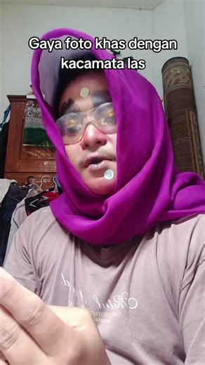 Gaya Foto Khas dengan Kacamata Las