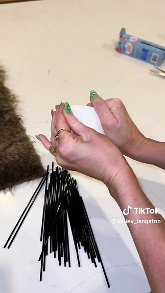 DIY PORCUPINE COSTUME 🖤 this will forever be my favorite costume #porcupinecostume #kidcostumeideas #halloweencostume #craftymoms #costumeideas #fyp #fypシ゚viral