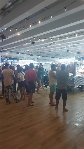 A Feirinha da Guilhermina é um ponto turístico em Praia Grande, localizada na Praça Portugal, oferecendo artesanato variado (acessórios, decoração, roupas), gastronomia (pastel, caldo de cana, lanches, doces) e até itens para pets, funcionando às sextas, sábados, domingos e feriados das 16h às 22h, com horários estendidos na temporada de verão, sendo um espaço agradável com paisagismo e vista para o mar. O Que Encontrar: Artesanato: Peças únicas de decoração, acessórios, roupas (como biquínis e 