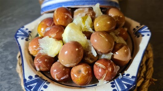 Olives Marocaine Fais Maison de A à Z ❗ C’est la saison des olives ! Envie de préparer vos propres olives à la maison ❓ Je vous montre toutes les étapes, du nettoyage à l’assaisonnement, avec une recette traditionnelle Marocaine facile et pleine de goût 😍 C’est le moment de remplir vos bocaux de soleil et de saveurs 🌞 | La cuisine de Hayat