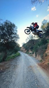 Living my life in my own way 👽 #redbull #tarresstyle #yamaha #nolimits #adventure #trail #desert @yamaharacingcomofficial @yamahamotoreu @treceracing_society @redbullesp @redbull @redbullmotorsport @revit_official @revit_adventure @ramtruckseurope @amvassurance @amvsegurosenmoto @motocrosscenter @thewhoproject @mitasmoto @formaboots @ridekriega @outback_motortek @akrapovic @bregmotorsport @livingthisbikelife @scottmotorsport @airoh_racing @airoh_official @marcbourgeois_management @tenere_spirit