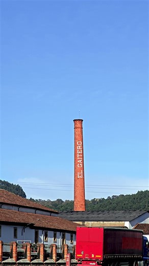 Entrar en Grupo El Gaitero impresiona. No solo por lo que ves, sino por lo que se siente. Una empresa con generaciones de historia, donde la tradición no es un discurso, es una forma de trabajar. Nos recibe María Cardín , quinta generación de una familia que ha construido este proyecto desde la constancia. La Navidad es su momento más exigente: más presión, más responsabilidad y más trabajo que nunca. Los anuncios enseñan una parte. La realidad está en los talleres, en el trabajo manual y en no 