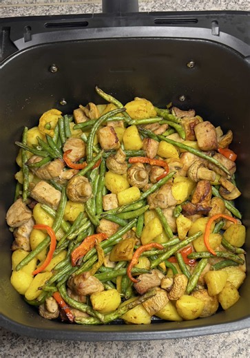 🍽️ This is a fantastic air fryer dish —incredibly simple and delicious! 😋✨ 📌 Save this recipe and be sure to give it a try! ♥️🔥. 🥩 Pork 🥔 Potatoes 🍄 Button mushrooms 🫛 Green beans 🫑 Bell pepper 🥢 Soy sauce 🧂 Seasonings 🫒 Olive oil 🔥 Cook in the air fryer until fully cooked and golden! #meat #dinner #airfryerrecipe #quickrecipes #cooking