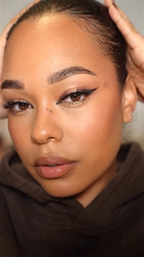 Bex on Instagram: "Christmas Eye Shadow Hack @sacheubeauty eyeliner & liquid eye shadow IB@brayannbc #makeupideas #eyeshadowhack"