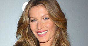 Gisele Bündchen : en micro-robe rose, la mannequin de 43 ans arbore l’imprimé qui concurrence le motif léopard