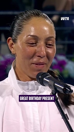 As early birthday presents go for Jess Pegula, the Dubai trophy is a pretty good one! 🎁 #WTA #DDFTennis #JessicaPegula #Dubai