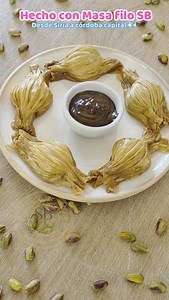 Bombón de Baklava Ingredientes: 1 paquete de masa filo SB 50 g de pistachos (o el fruto seco que más te guste) 10 g de manteca mezclada con el relleno 20 g de manteca para pincelar Almíbar (baño dulce) Colocá el relleno y formá los bombones como en el video. Pincelalos con manteca y lleválos al horno a 180°C por 20 minutos, hasta que estén doraditos. Después agregales el almíbar frío mientras los bombones todavía están calentitos. Nota: La receta del almíbar está en mi canal de YouTube Recetas Á