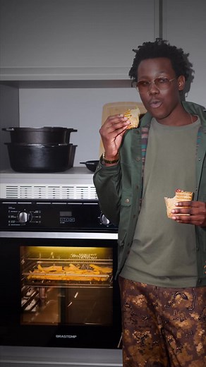 Chamando todos os #cozinheiros de plantão. Os que amam #receitas mais elaboradas ou os que apenas são especialistas na comida que fica pronta usando apenas o forno 👀. Mas ainda bem que não é qualquer forno. É o forno de embutir com função #AirFryer Brastemp, que une a capacidade do forno com a crocância da Air Fryer. Conta pra gente qual é o prato que mais sai por aí 🧡