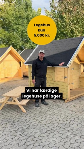 Efteråret er perfekt til hygge og leg i haven – også når bladene falder 🍂 Giv børnene deres helt eget legehus, hvor fantasien kan få frit spil året rundt. Vores dygtige elever har bygget legehusene, og du kan købe dem til en god pris. Pris: 5.000 kr. inkl. moms 🏠 Størrelse: 175 x 225cm 🏠 Vægt: 350 kg. BETALING Betaling foregår med MobilePay ved afhentning. LÆSNING OG TRANSPORT Legehuset kan hentes på en trailer uden sider (hvis ikke den er bred nok med sider på). Det kan også håndteres af 4 m