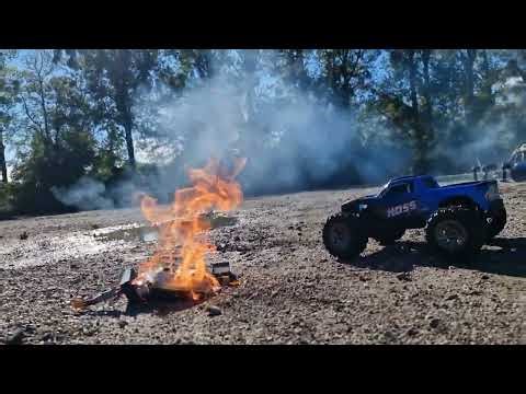 Very dangerous, LiPo battery is going up (in flames).burning Traxxas Hoss 4S Rc Bashing