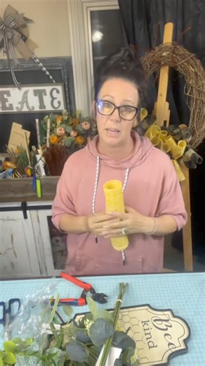 38K views · 416 reactions | MESH ON A GRAPEVINE … This Bee themed wreath turns out so cute!!! #beethemeddecor #diy #diyhomedecor #bee #wreaths | On A Whimm Wreaths and Decor by Dona | Facebook