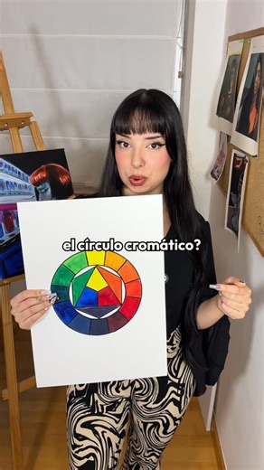 la sugus ⭐️ | ilustración on Instagram: "¿Sabes lo que es el círculo cromático? 🎨 Si no lo tienes en cuenta, nunca vas a entender bien la teoría del color. El círculo cromático es la base del arte, el dibujo y la ilustración. Sirve para combinar colores, mezclarlos y crear armonía entre ellos 💫 Tenemos el magenta, amarillo y cian —los colores primarios. De ellos salen los secundarios (verde, naranja y morado) y luego los terciarios, mezclando un primario con un secundario. 👉 Si quieres crear 