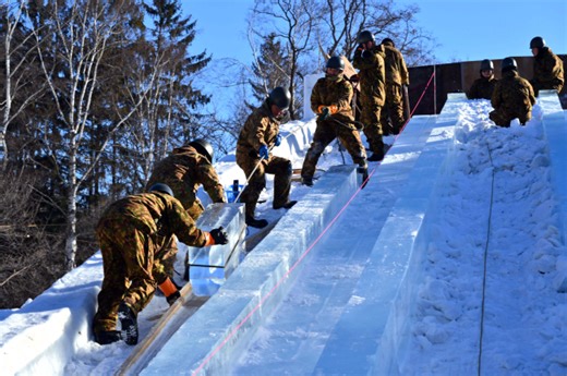 氷まつり開幕まで１週間　厳しい寒さの中、準備進む（十勝毎日新聞）