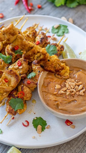 Le poulet satay c’est le genre de plat que je fais le week-end quand je reçois du monde c’est tellement simple à préparer et ça fait l’unanimité auprès de mes amis ! Mon conseil pour bien savourer : tu trempes bien ton poulet bien juteux dans la sauce satay maison bien crémeuse et boum 🤯! Ensuite une petite bouchée de de riz et ma salade croquante asiatique = combo parfait ! 🫶 À tester et surtout à partager! 👉 Tape “Poulet Satay” en commentaire et je t’envoie la fiche recette directe en DM ! 