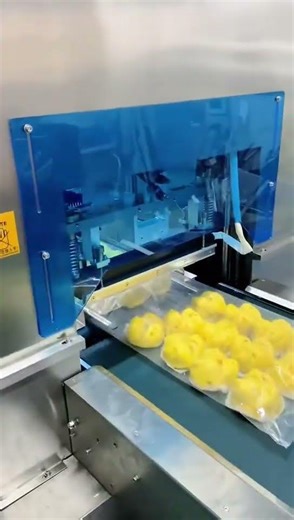 Auto bread flow wrapping machine with vacuumming #machine #factory