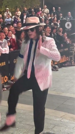 2026.05.10 | The SMOOTHEST Moonwalk in a [SMOOTH CRIMINAL] cover! 🧊